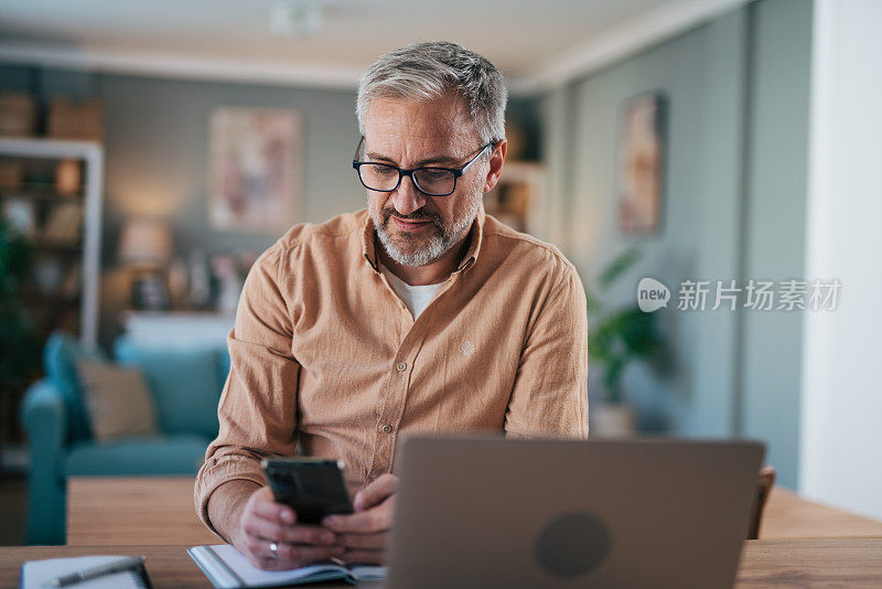 成年男子在家使用社交媒体。