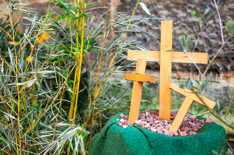 复活节花园和教堂外的木制十字架
