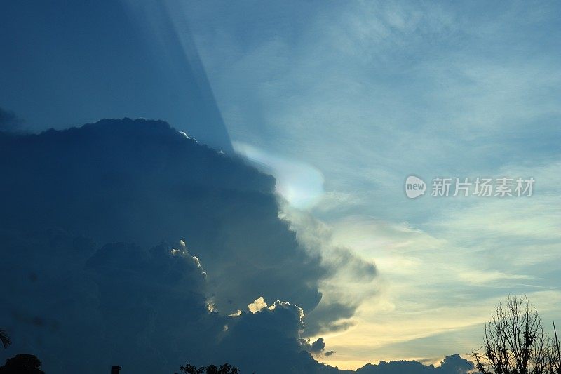 在印度尼西亚苏拉威西岛东南部的天空中，下午出现彩虹云或云彩虹或虹彩的现象