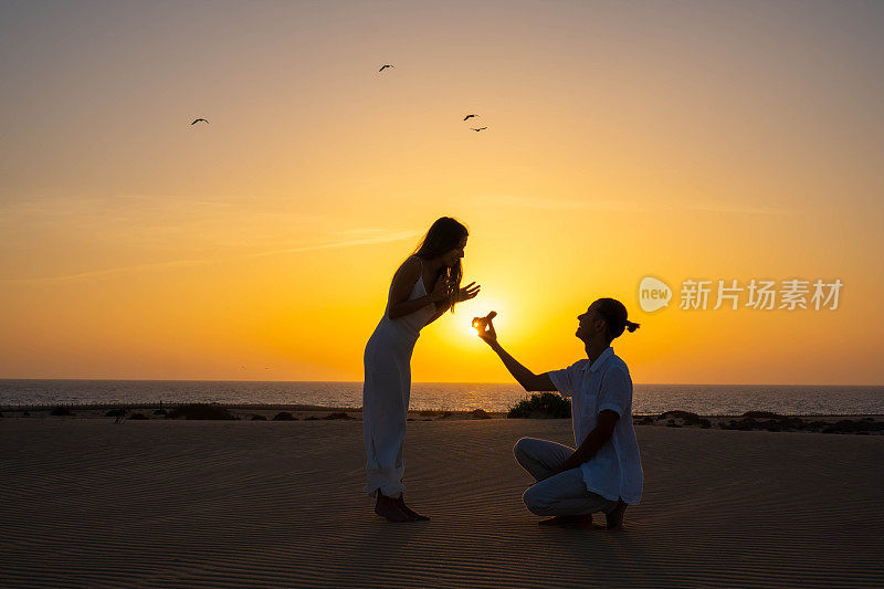 日落时分浪漫的海滩求婚