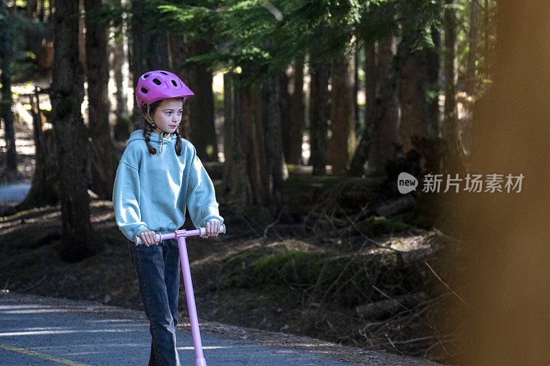 小女孩在小路上骑摩托车