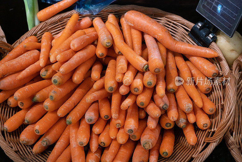 法国里维埃拉的一个市场上出售的胡萝卜