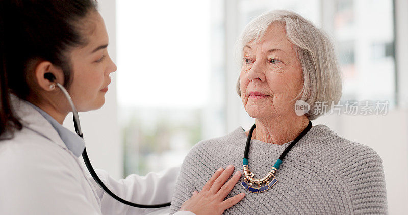 妇女、医生在医院检查、预约或会诊时倾听病人的心跳。医疗保健专家在诊所用听诊器检查心脏病学的老年顾客