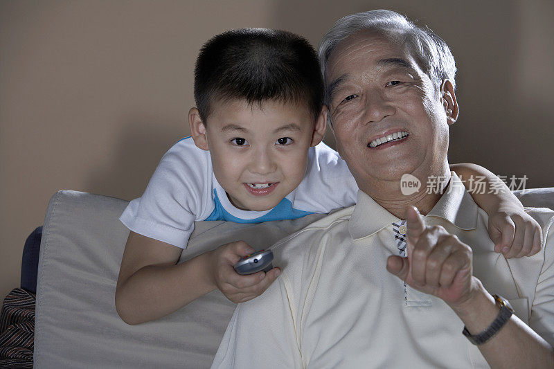 爷爷和孙子看电视