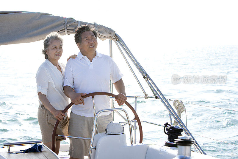 老年夫妇驾帆船航海