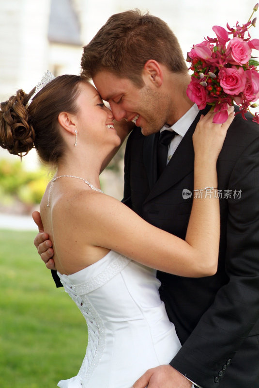 新娘和新郎分享一个特别的时刻和亲吻