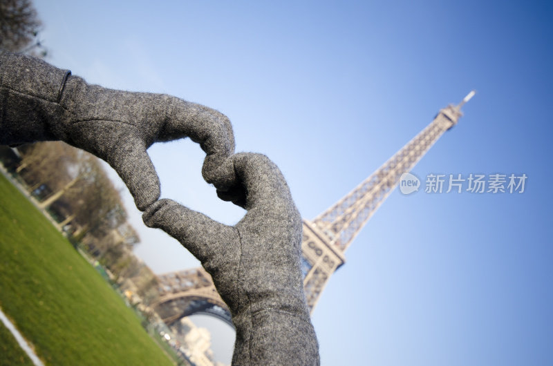 爱在巴黎埃菲尔铁塔下形成