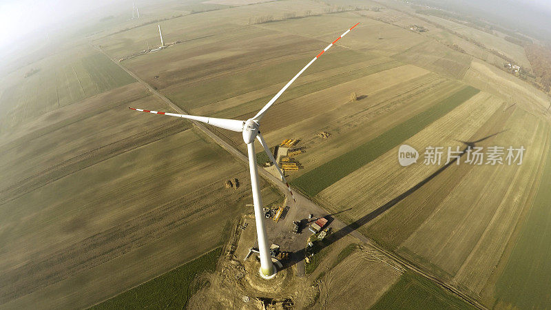 概述一个孤独的风力涡轮机在绿色草地波兰