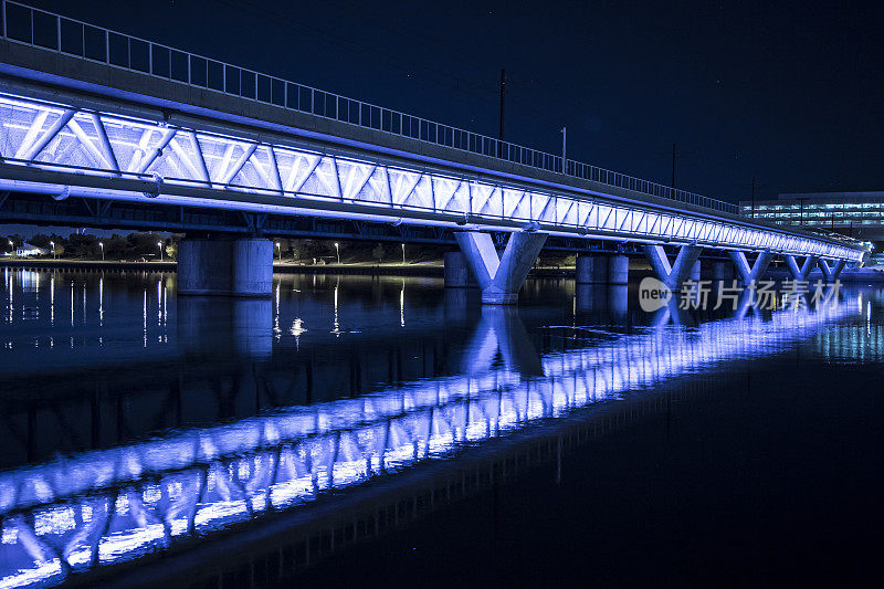 发光的桥