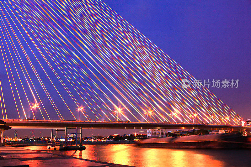 晚上，湄南河上的拉玛八号桥
