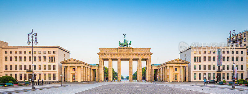 建筑、柏林、柏林墙、柏林人、柏林摩尔、蓝天、林荫大道、勃兰登堡门、勃兰登堡门、建筑、首都、城市、城市景观、鹅卵石、圆柱、市中心、东柏林、欧洲、德国、德国、历史、假日、纪念碑