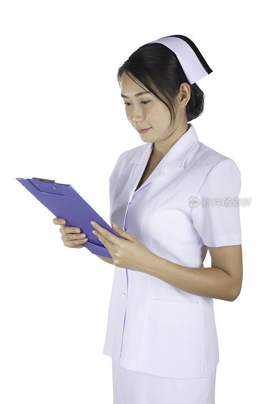 身穿白色制服的护士看着病人的病历表
