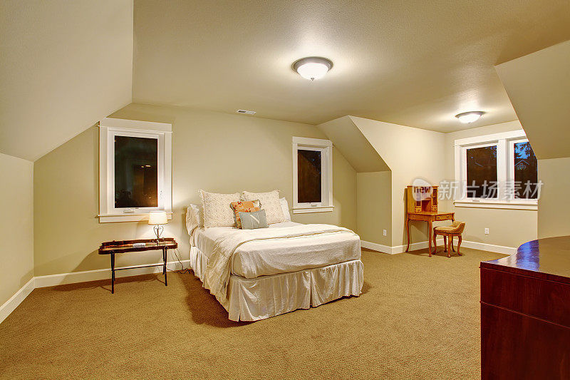 温暖的卧室，有地毯和窗户。