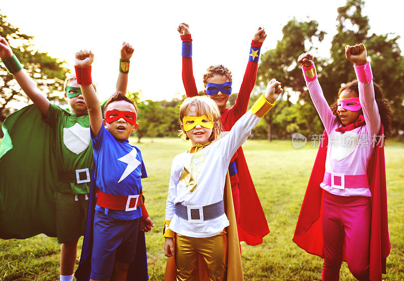 超级英雄、孩子和朋友一起玩的概念