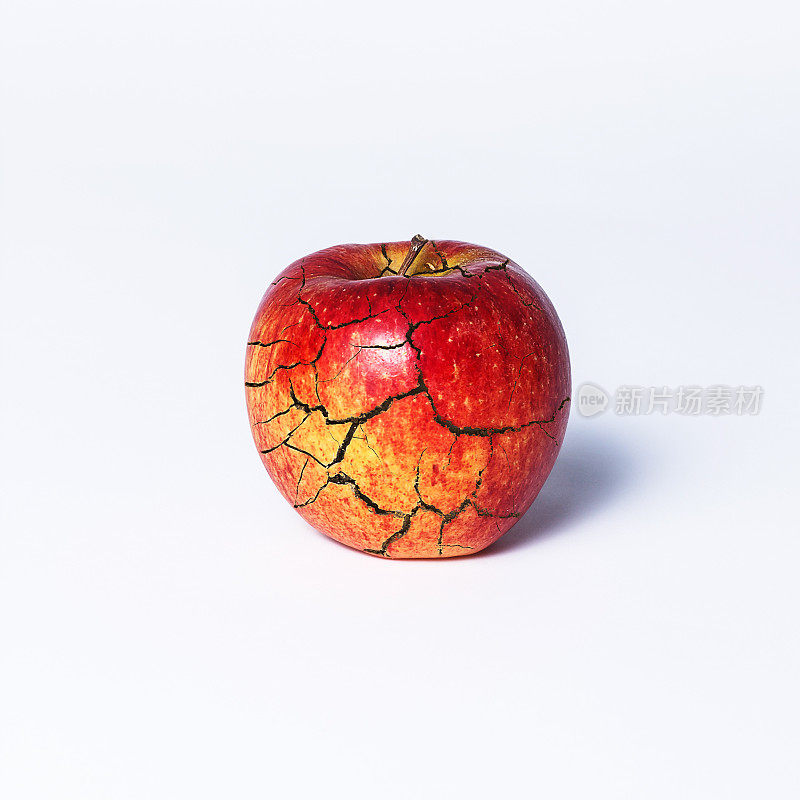 红色的苹果在白色的背景上裂开