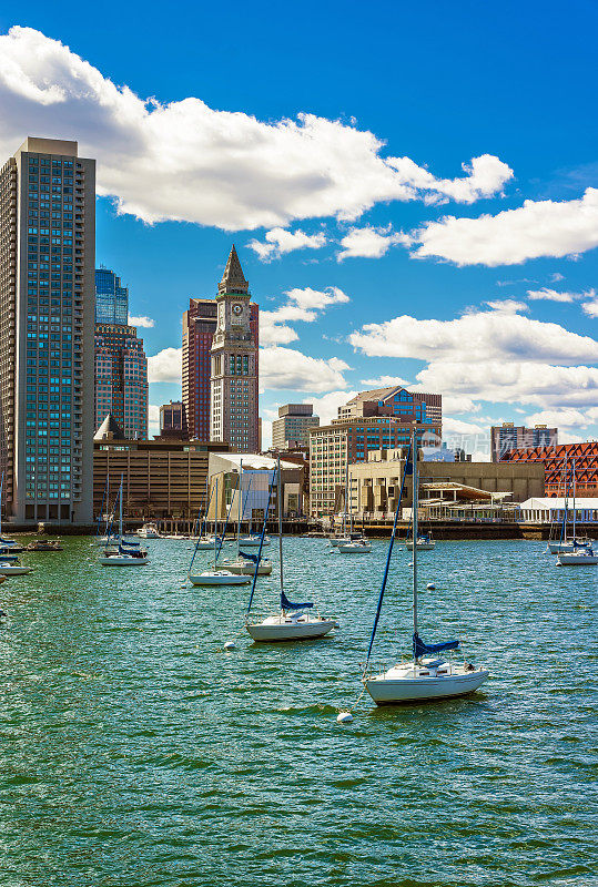 漂浮的帆船和波士顿金融区的天际线
