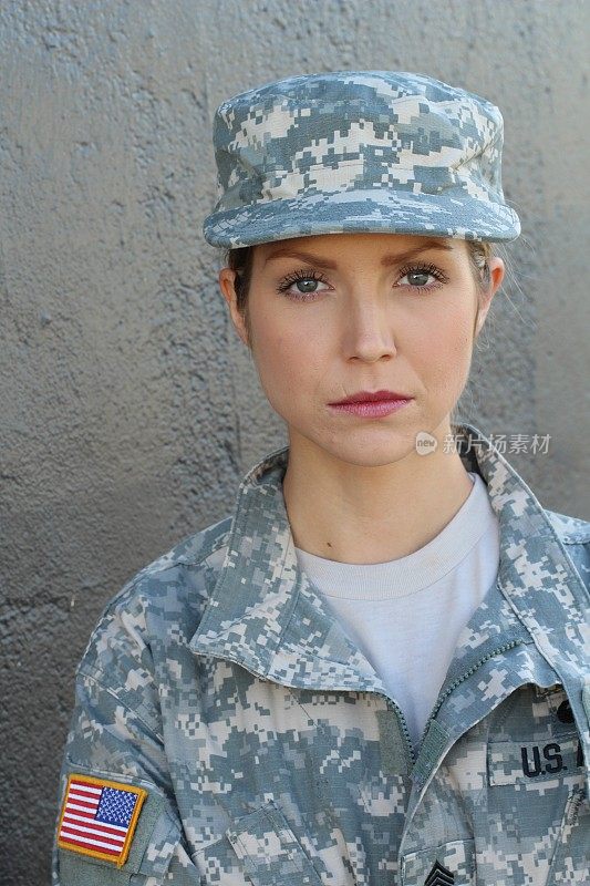 军人女人表情严肃