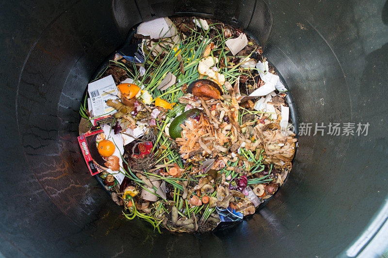 俯视图的家庭堆肥垃圾箱与厨房的废料和其他有机物