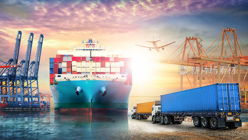 夕阳下海港集装箱汽车、货轮与工作吊车桥的物流进出口背景与运输产业