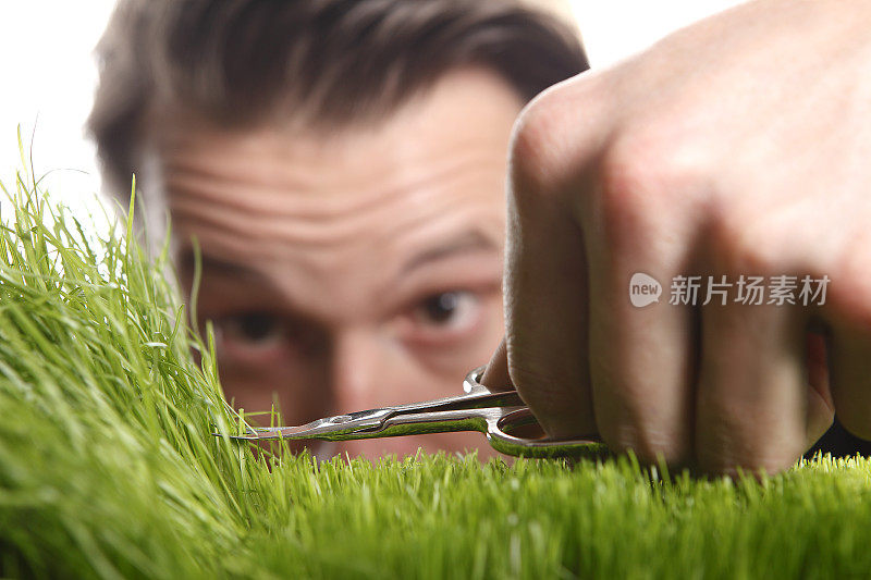 年轻人修剪英国草坪