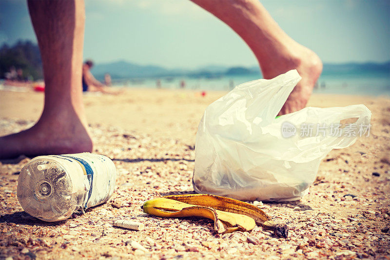 游客在海滩上留下的垃圾。