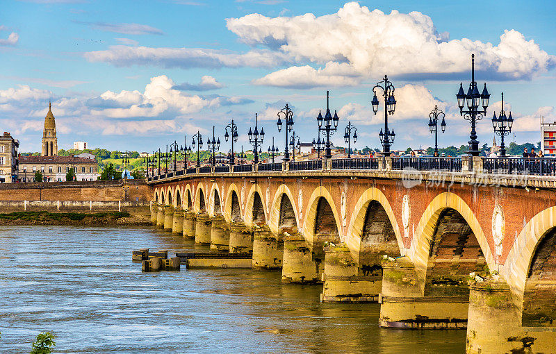 皮埃尔桥在波尔多-阿基坦，法国