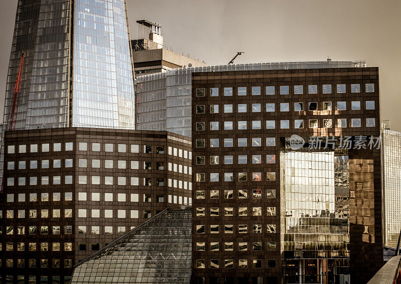 伦敦金融区的现代办公大楼