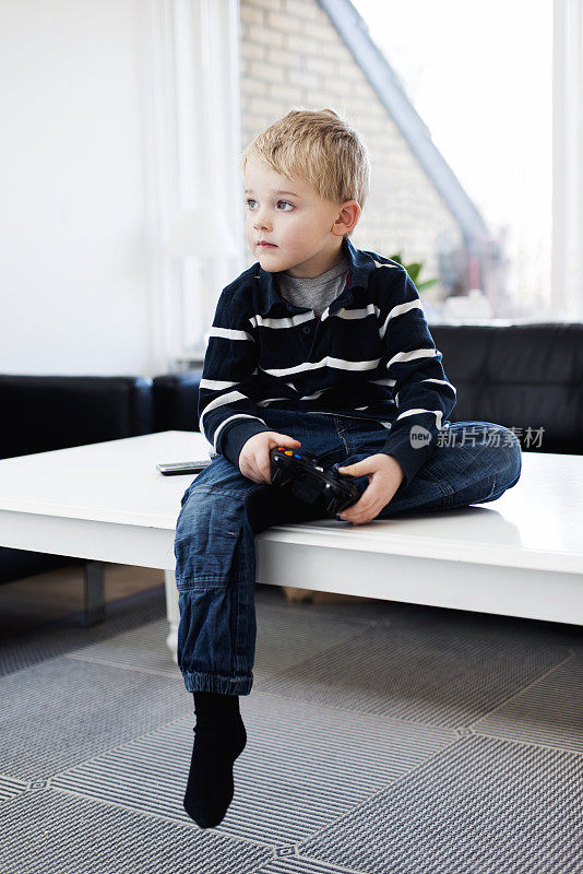 男孩在专心玩电子游戏