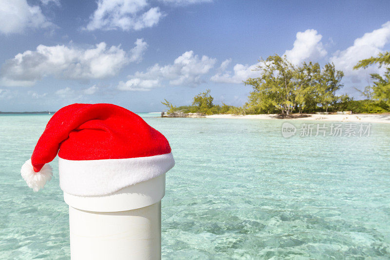 海滩上的圣诞老人帽