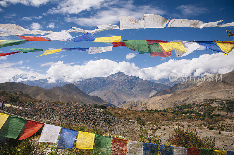 祈祷旗高高飘扬在喜马拉雅山上。
