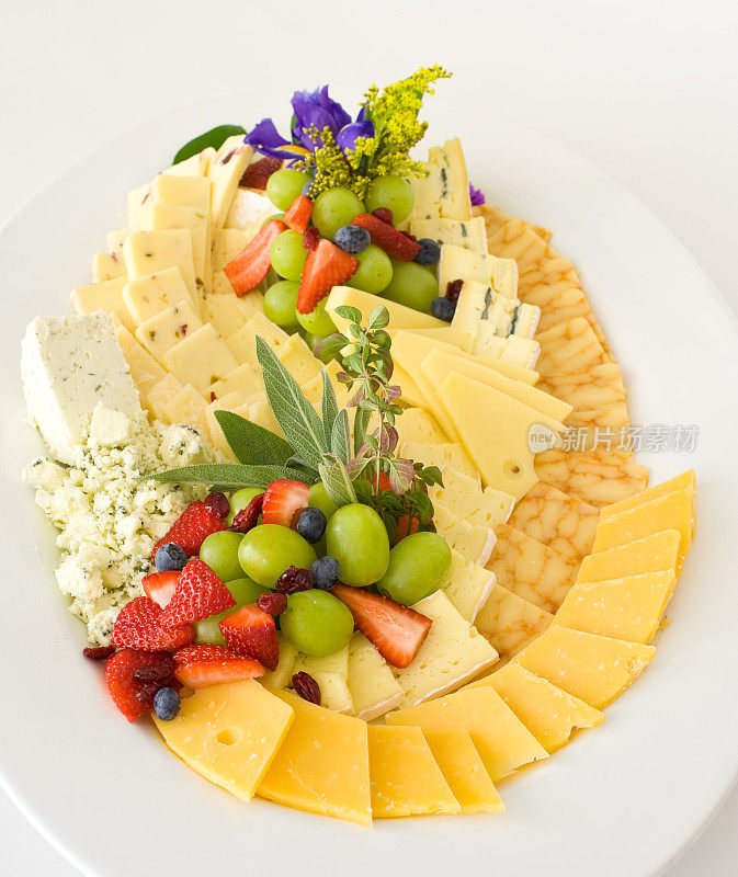美食奶酪和水果托盘