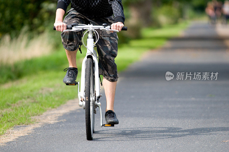 人们在夏天骑自行车