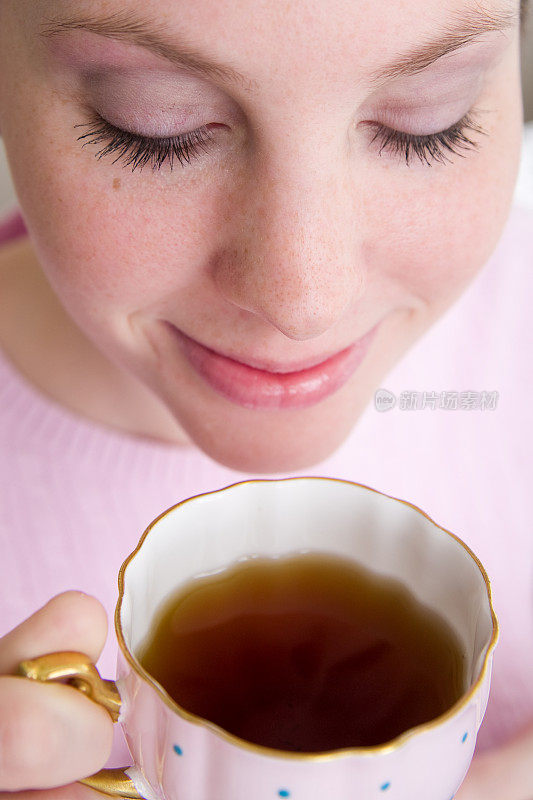 年轻女子和一杯茶