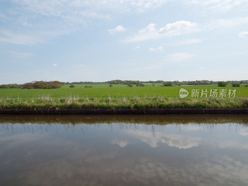 利兹-利物浦运河和远处温和的兰开夏乡村