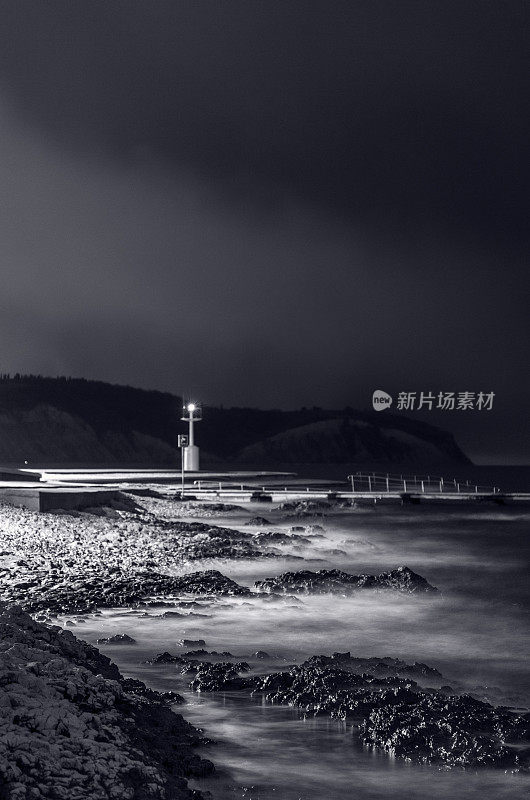 冬季夜晚有风的海景