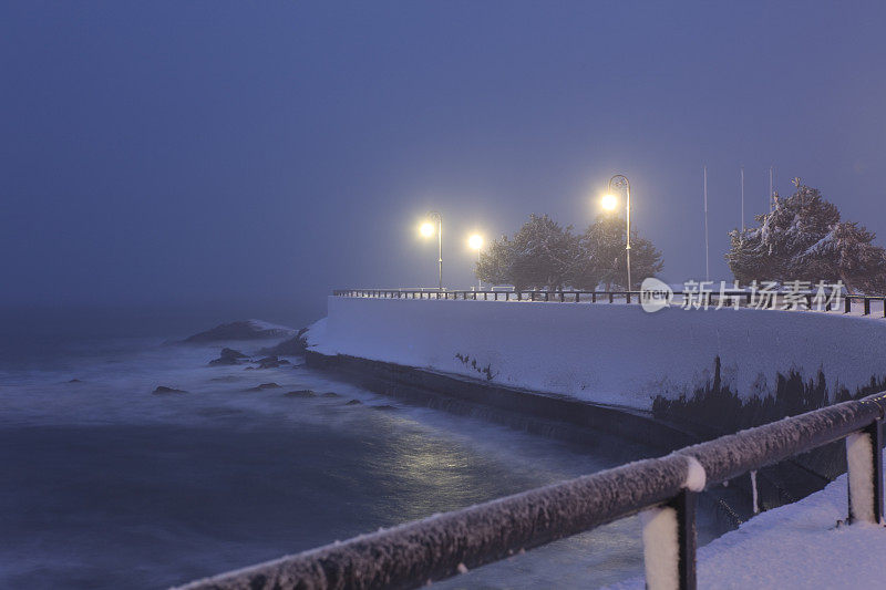 长曝光夜间照片堤岸期间的暴风雪