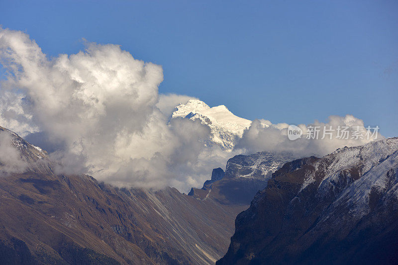 Manaslu。珠穆朗玛峰和安纳普尔纳环岛。尼泊尔的动机