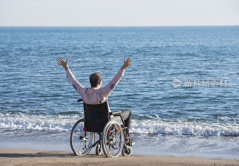 海滩上充满希望的残疾青年