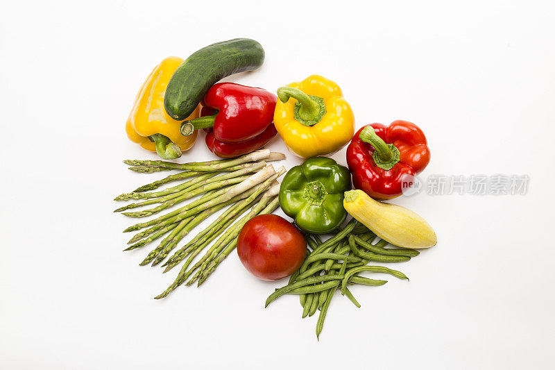 在白色背景上的彩色蔬菜俯视图。