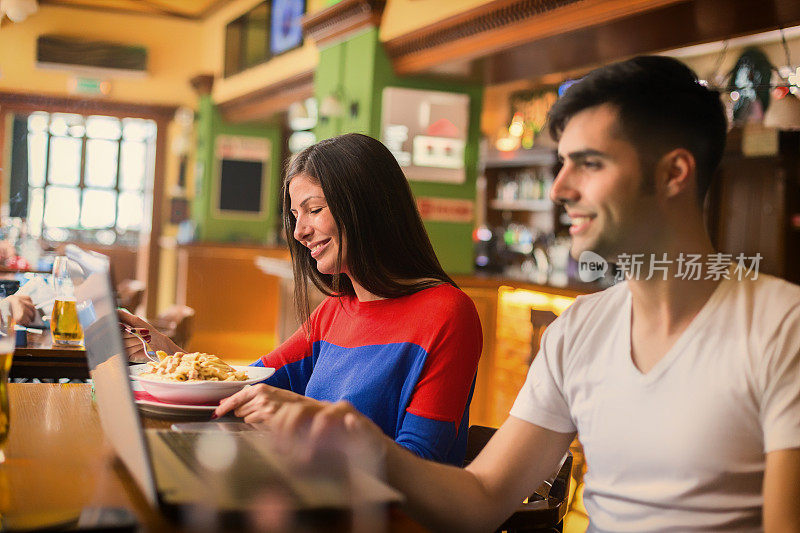 年轻夫妇在午餐休息