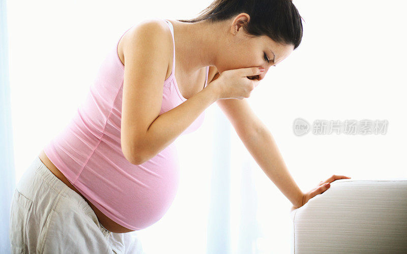 孕妇感觉不舒服。