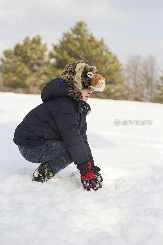 男孩做雪球