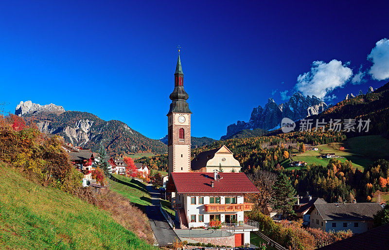 奥多尔峰和圣马达莱娜附近的教堂，Dolomites，意大利