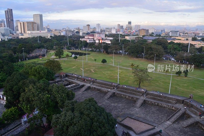 高角度的田野和街道在马尼拉的天际线