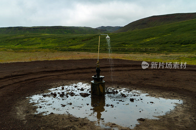 热水从地下落下