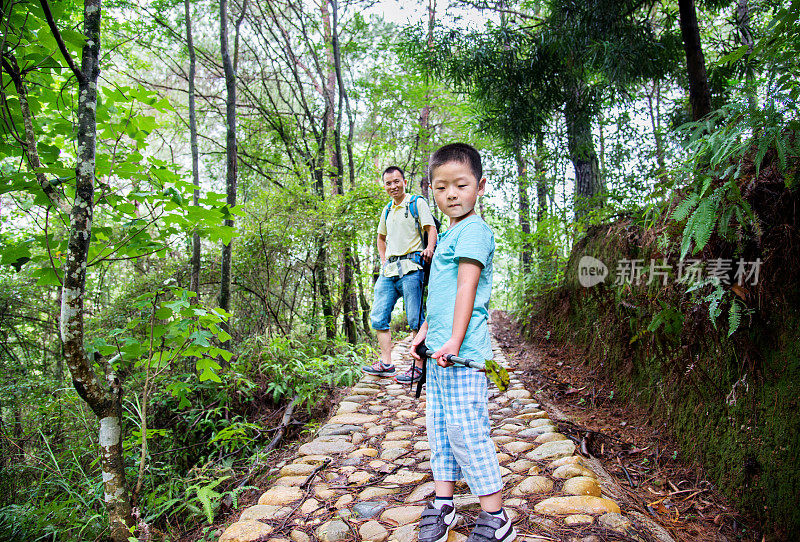 父亲和儿子在森林里徒步旅行