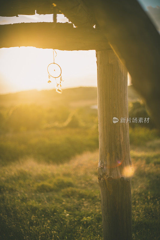 迎着初升的太阳捕梦网