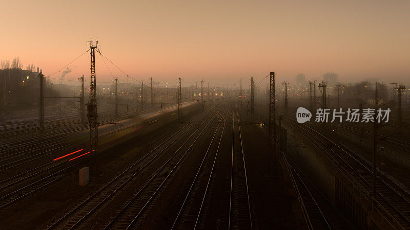 日落时雾蒙蒙的慕尼黑的铁路轨道