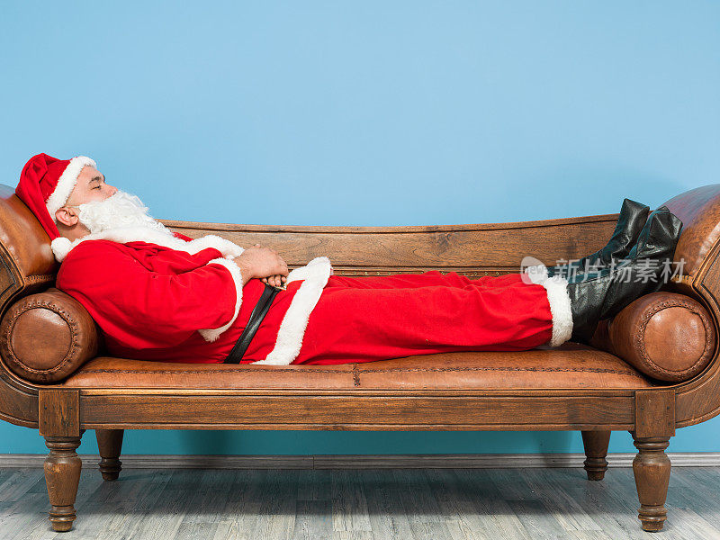 圣诞老人躺在精神病医生的沙发上的完整照片