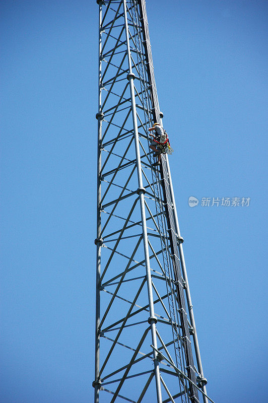 工人正在爬手机信号塔